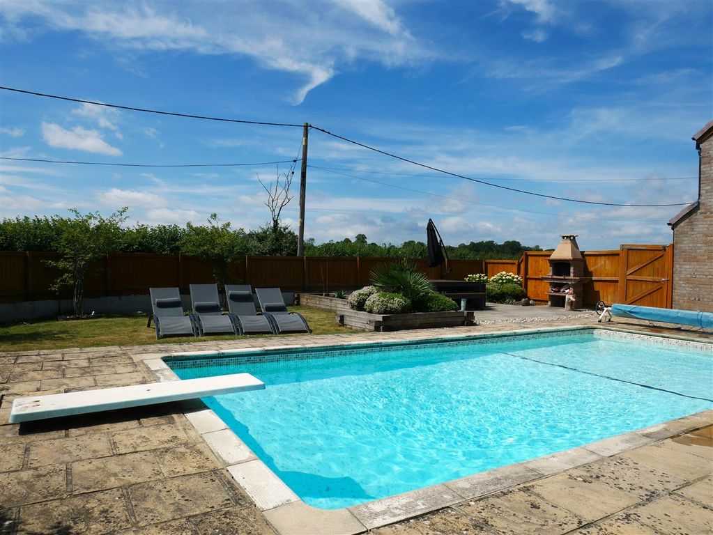 Property photo 2 of 21 Gardens &amp; Swimming Pool