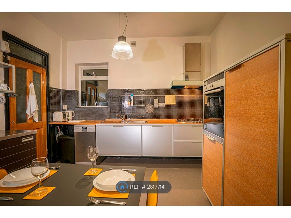 Property photo 2 of 19 Kitchen Oven, Freezer And Fridge