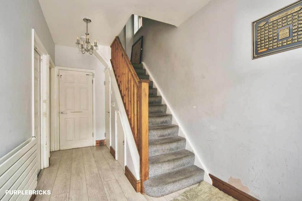 Property photo 2 of 34 Entrance Hall