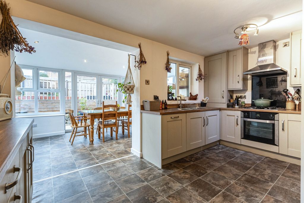 Property photo 2 of 17 Kitchen / Diner