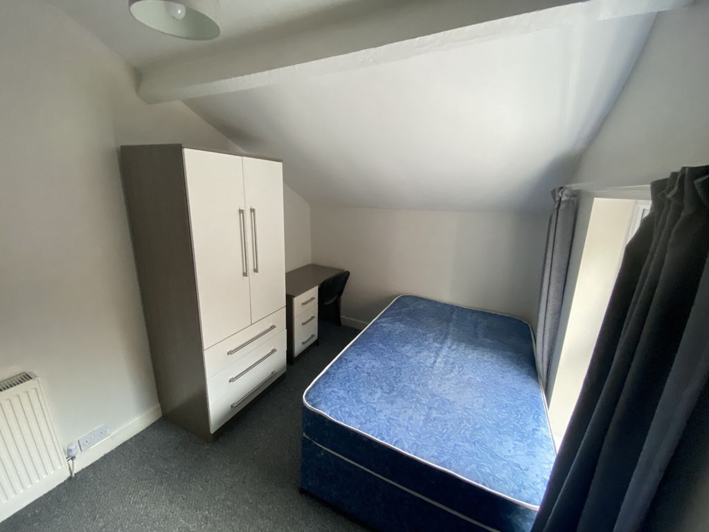 Property photo 1 of 13 Cozy Double Bedroom Featuring A Comfortable Bed, m...