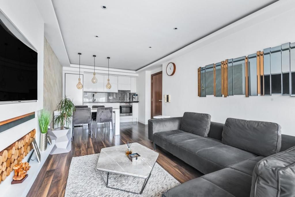 Property photo 3 of 22 Living Room