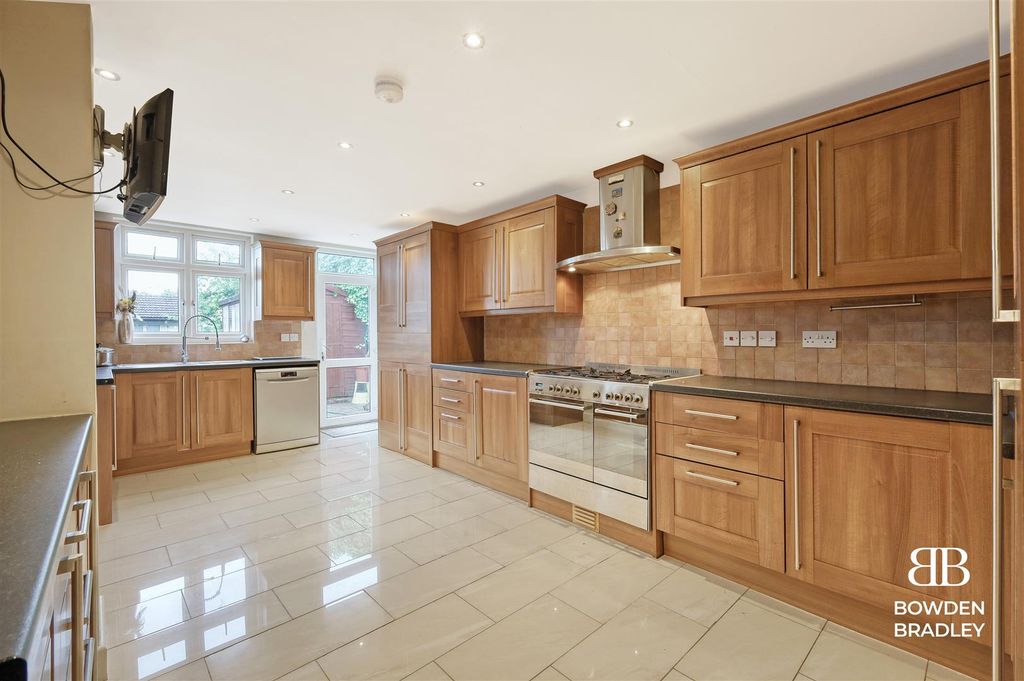 Property photo 3 of 25 Kitchen