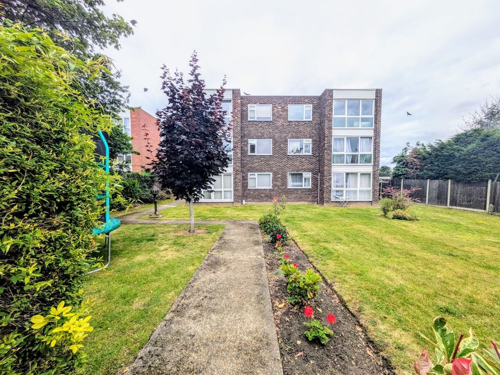 Property photo 1 of 11 Communal Gardens