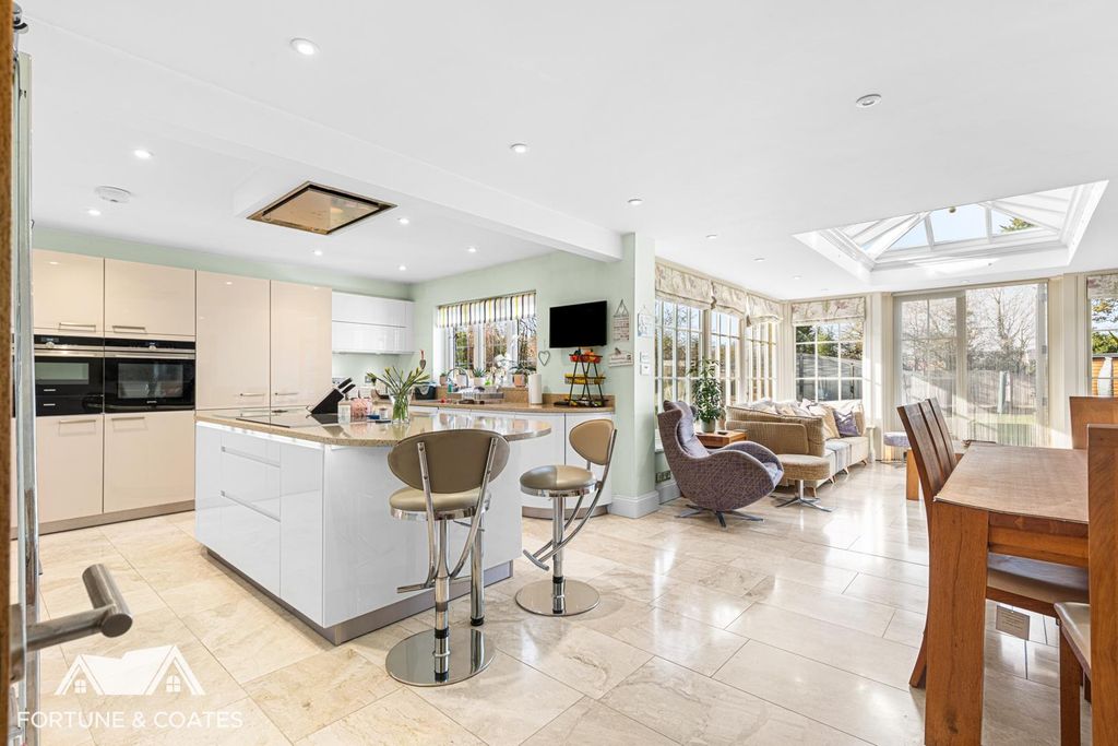 Property photo 2 of 46 Sheeringroad_25.Jpg