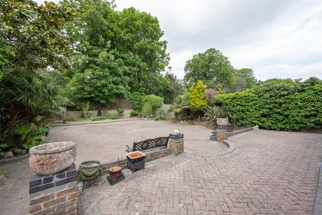 Property photo 2 of 37 Hermitage Close, E18