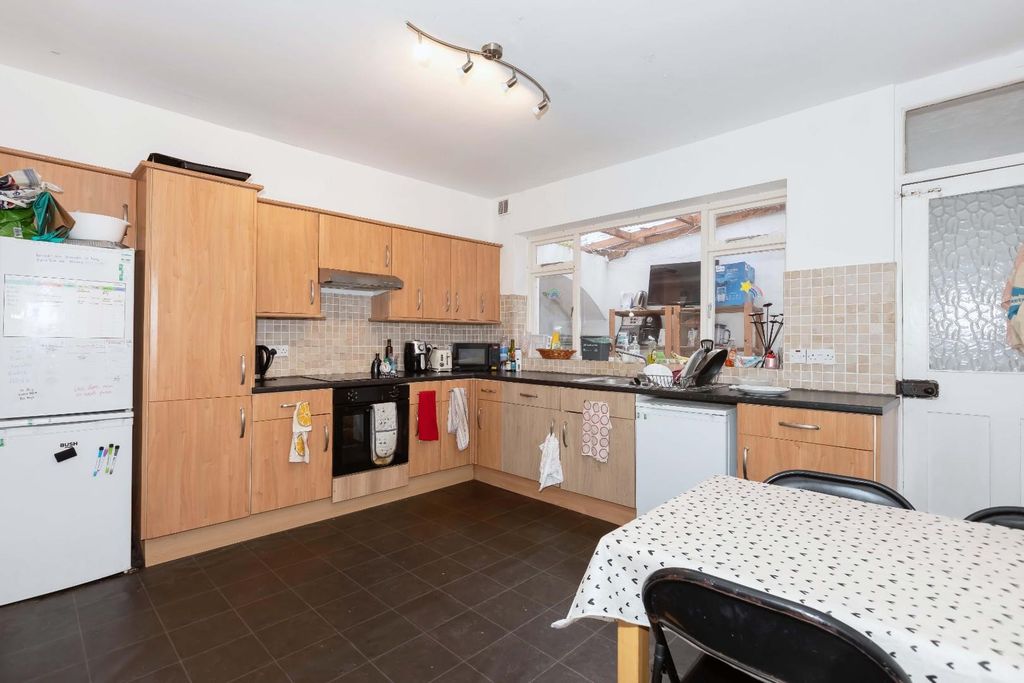 Property photo 3 of 16 Wakefield Rd_11.Jpg
