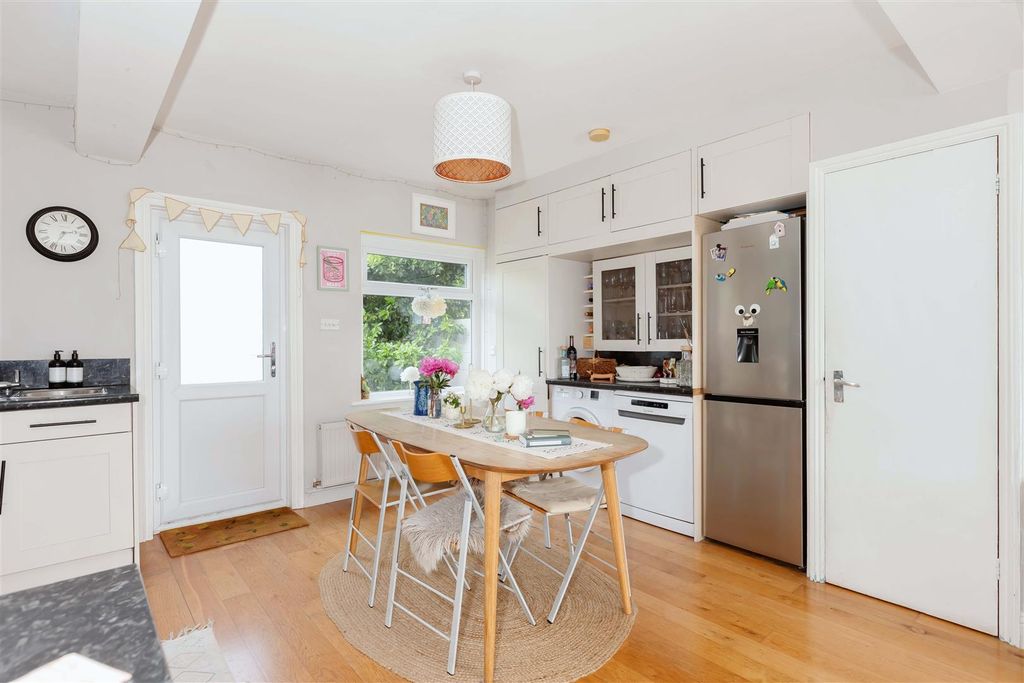 Property photo 3 of 23 Old Shoreham Rd_15.Jpg