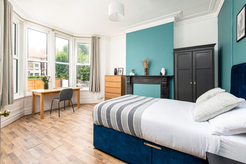 Property photo 1 of 14 Bright Bedroom With Bay Window And Study Desk...