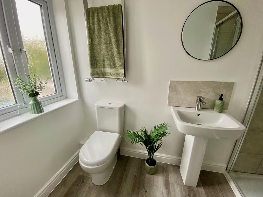 Property photo 3 of 11 Ensuite 5A