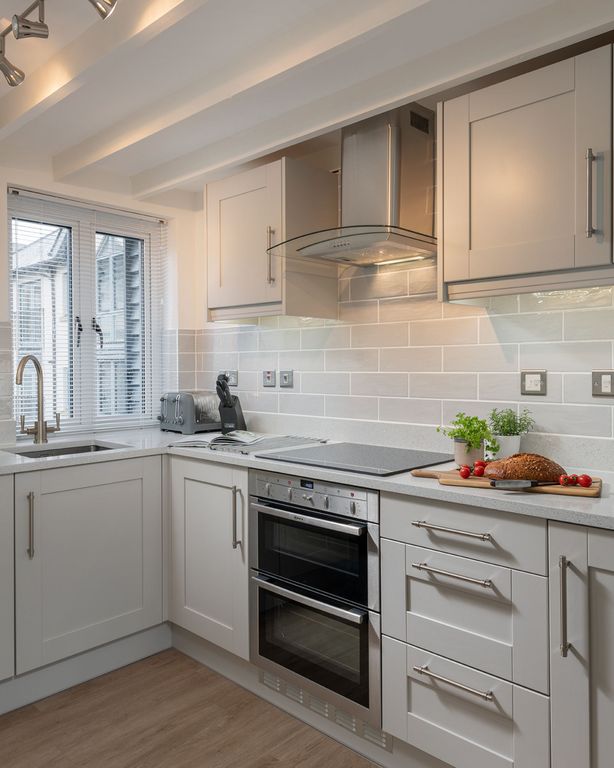 Property photo 2 of 10 17 Dartmouth House, Dartmouth_Kitchen