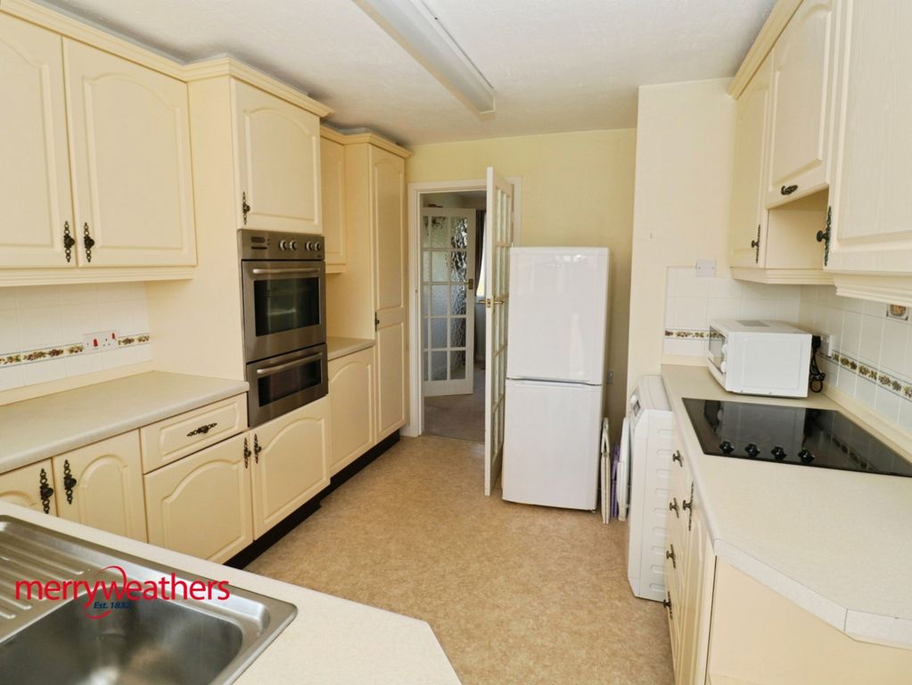 Property photo 3 of 16 Kitchen