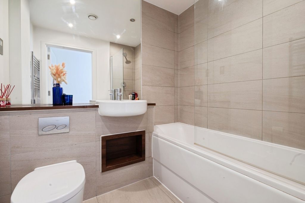 Additional image 11 of 2 bed flat for saleThe Broadway, Loughton, Essex IG10