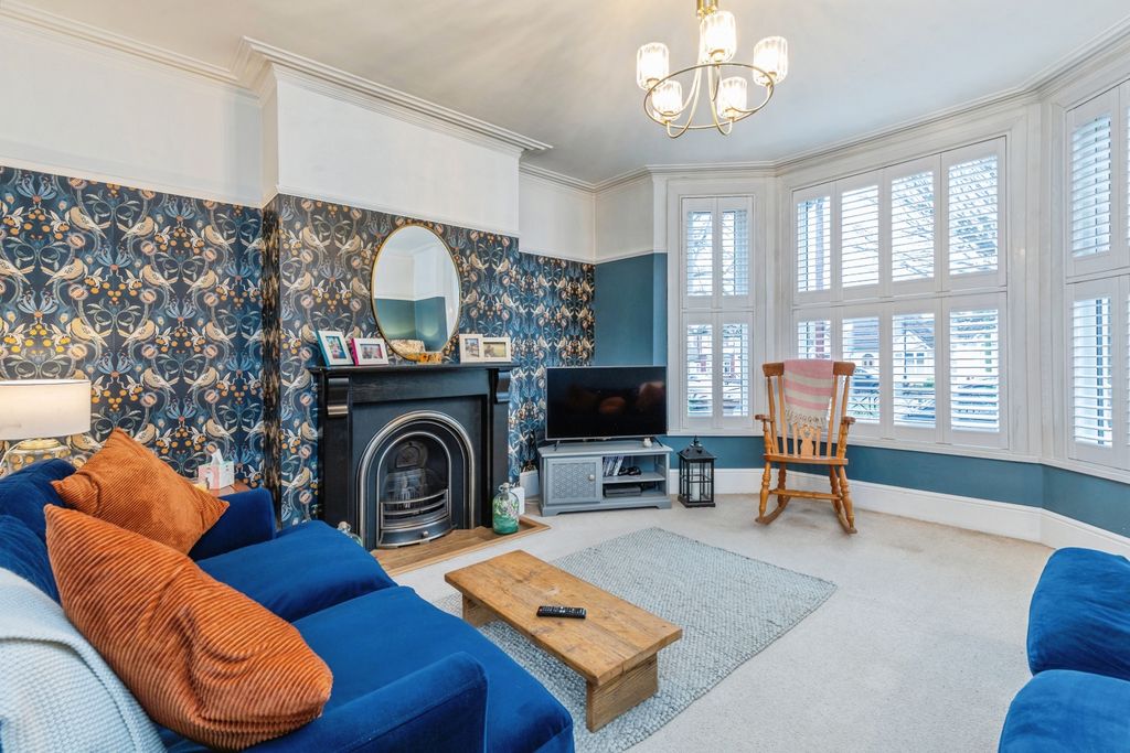 Property photo 3 of 20 Lounge