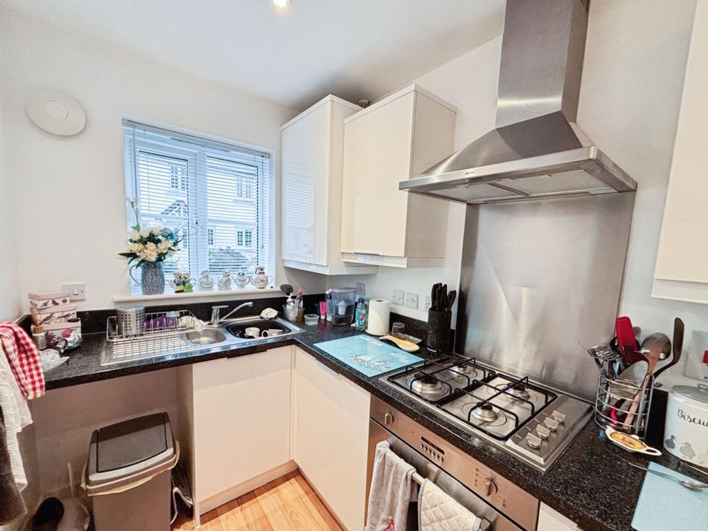 Property photo 3 of 8 Kitchen