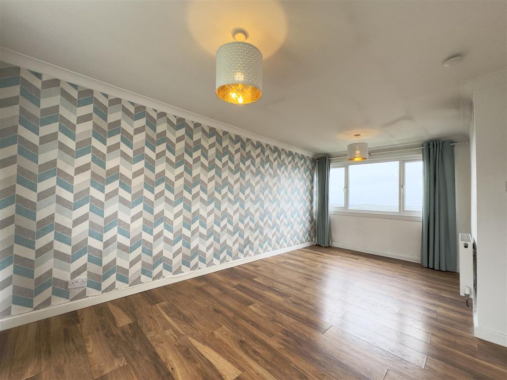 Property photo 3 of 13 Lounge