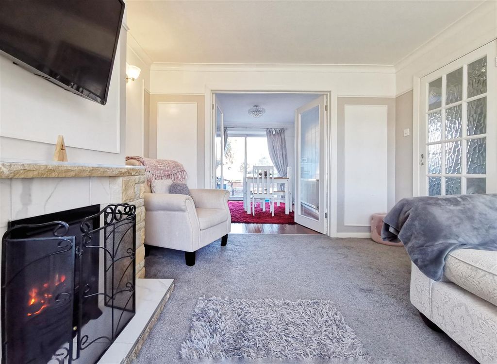 Property photo 2 of 13 Lounge