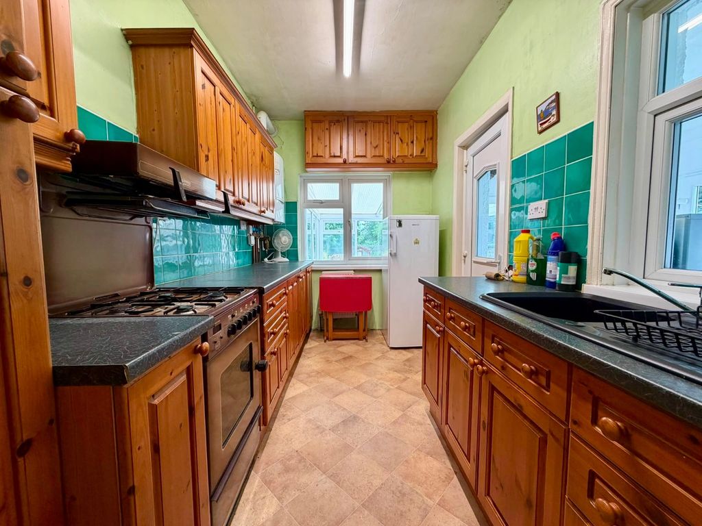 Property photo 3 of 17 Kitchen