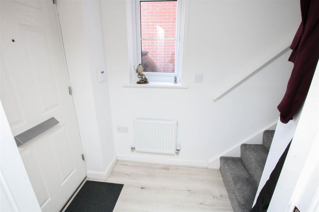 Property photo 2 of 19 Entrance Hall