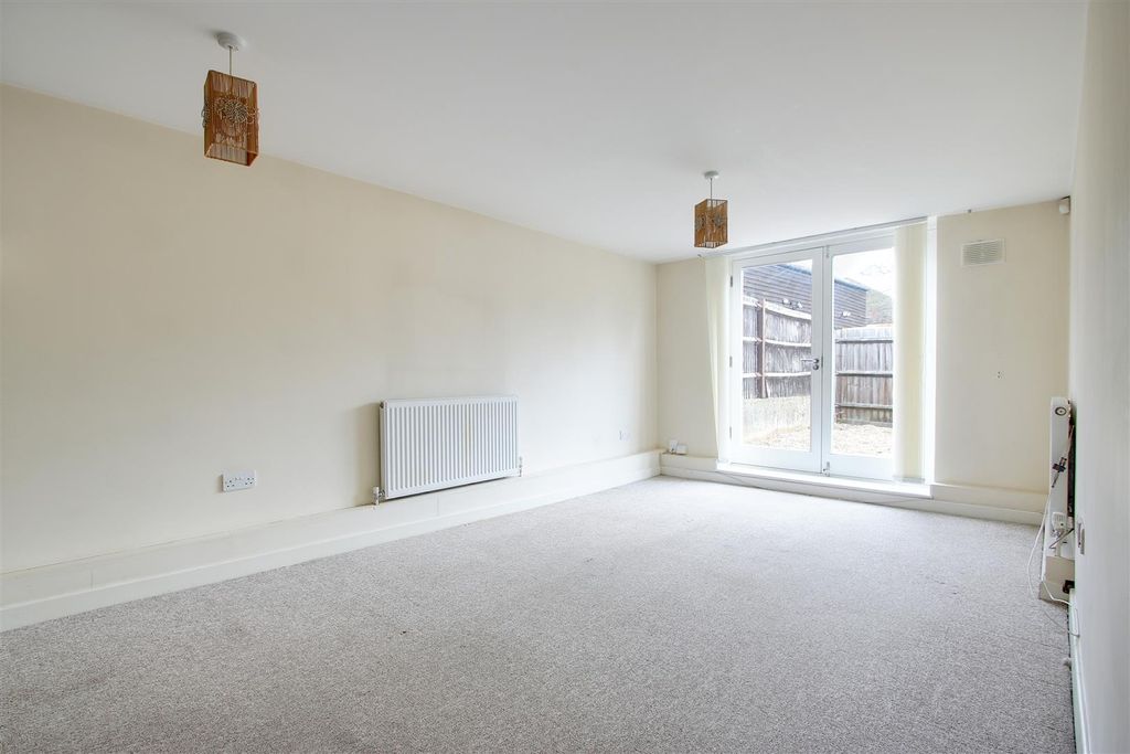 Property photo 2 of 17 Flat 1 Living Room