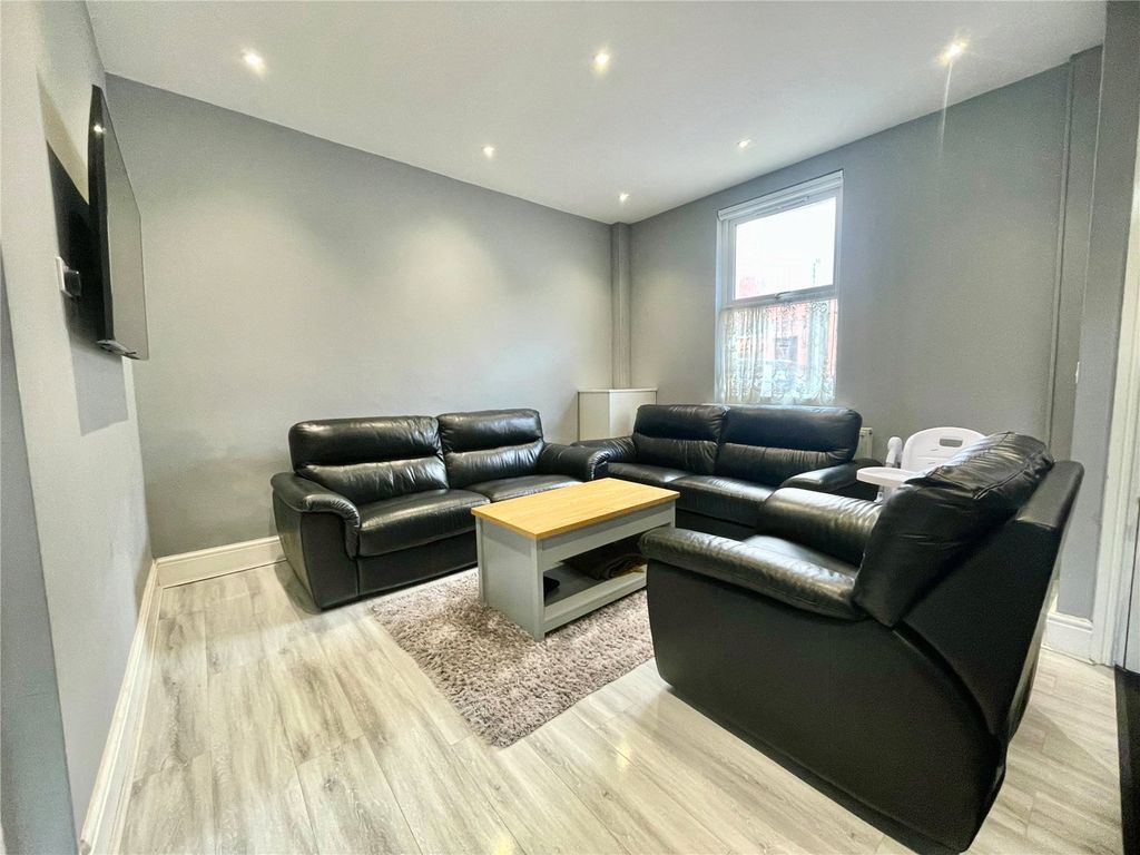 Property photo 3 of 14 Lounge