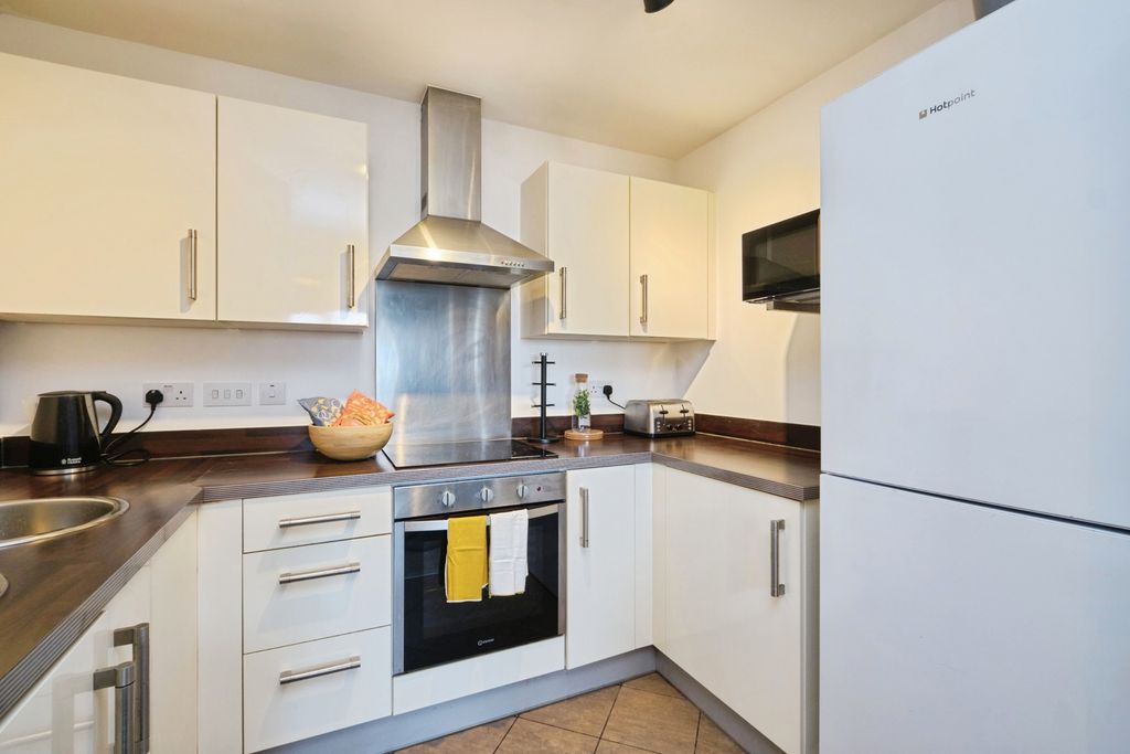Property photo 3 of 18 Kitchen