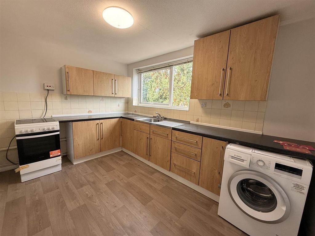 Property photo 3 of 6 Kitchen