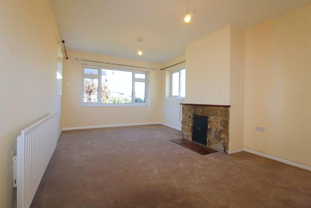 Property photo 3 of 13 Lounge
