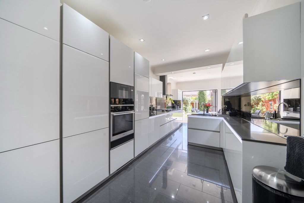 Property photo 2 of 18 1467240-15-6A1056...