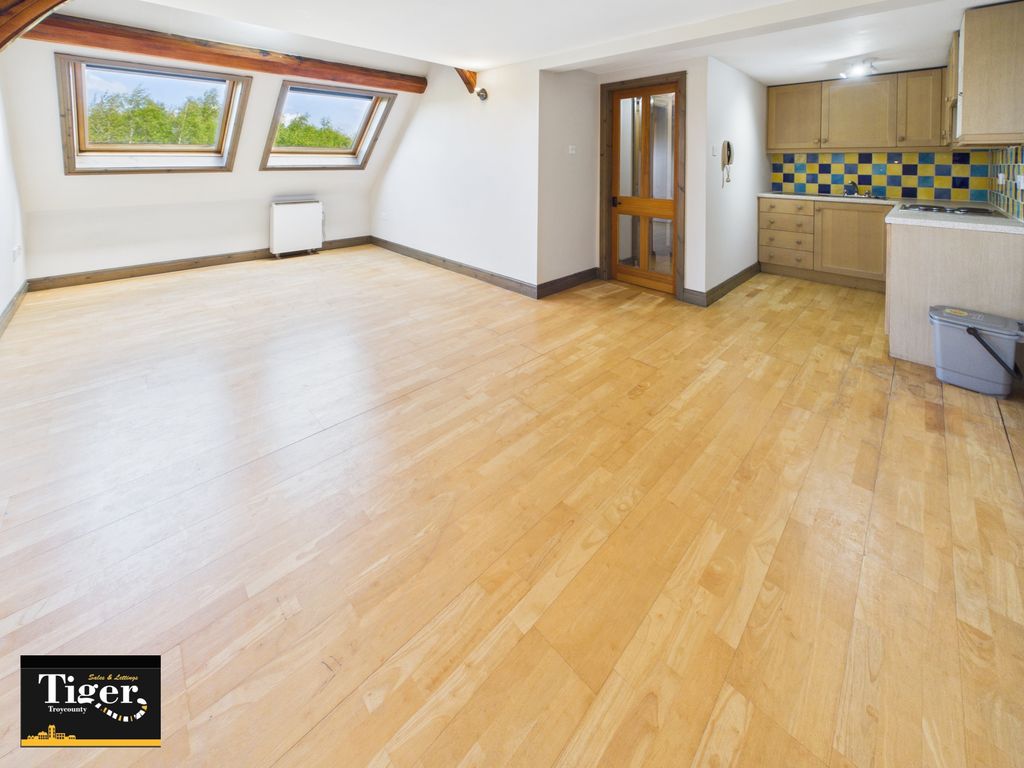 Property photo 3 of 15 Cam01931G0-Pr0356-Still008