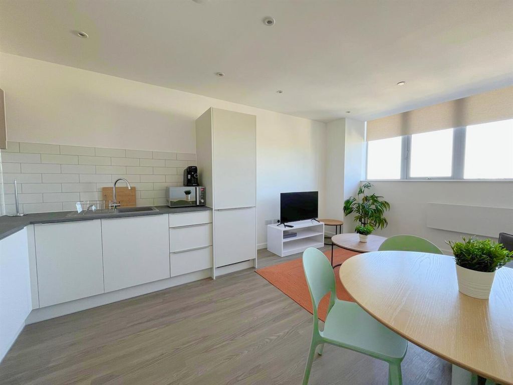 Property photo 3 of 14 Living Room / Kitchen
