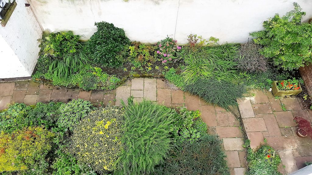 Property photo 2 of 7 Communal Gardens