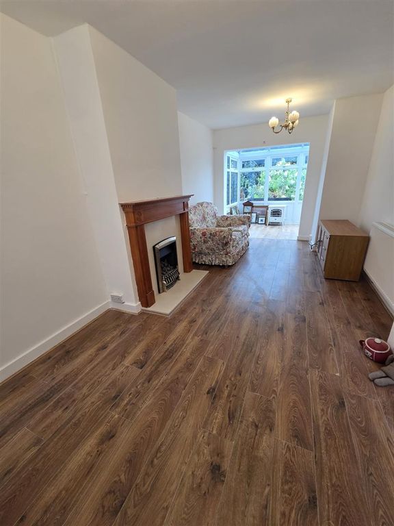 Property photo 2 of 11 82 Glenden Road 4.Jpeg