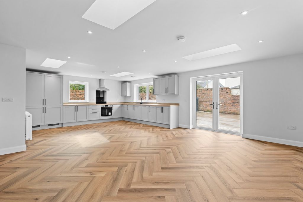 Property photo 2 of 28