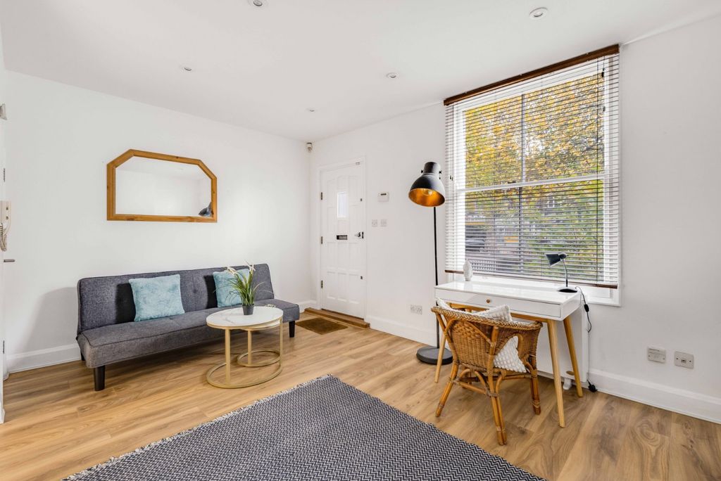 Property photo 2 of 18 Kitchen Reception