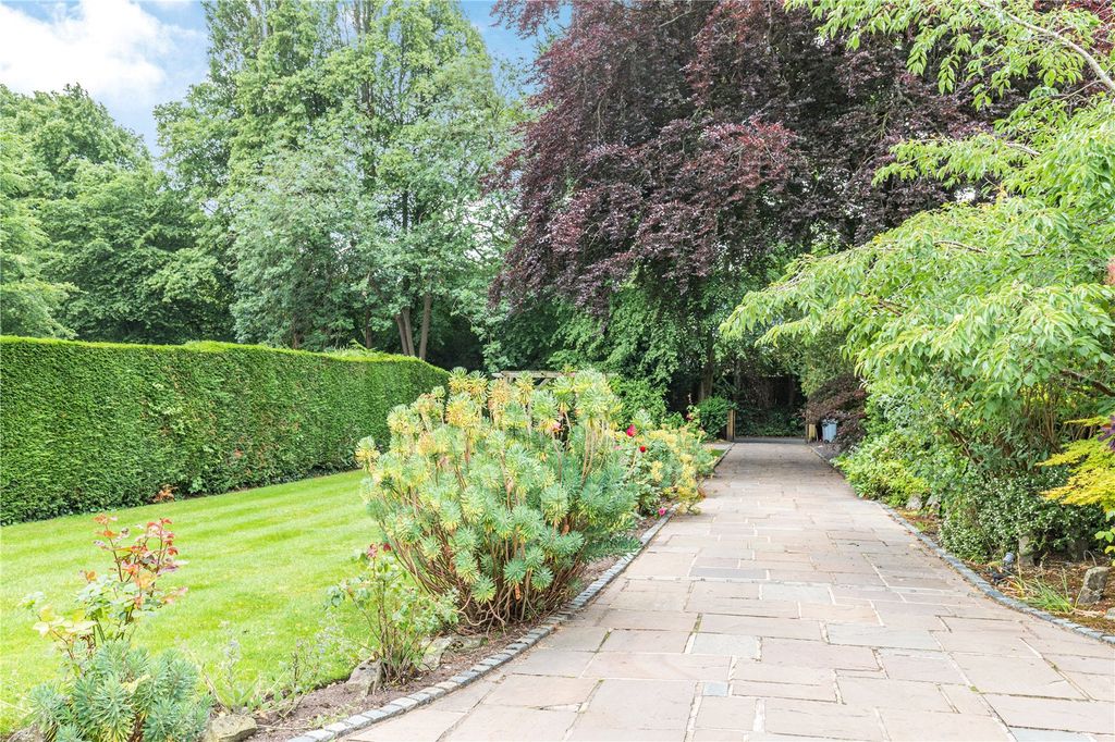 Property photo 2 of 18 Garden