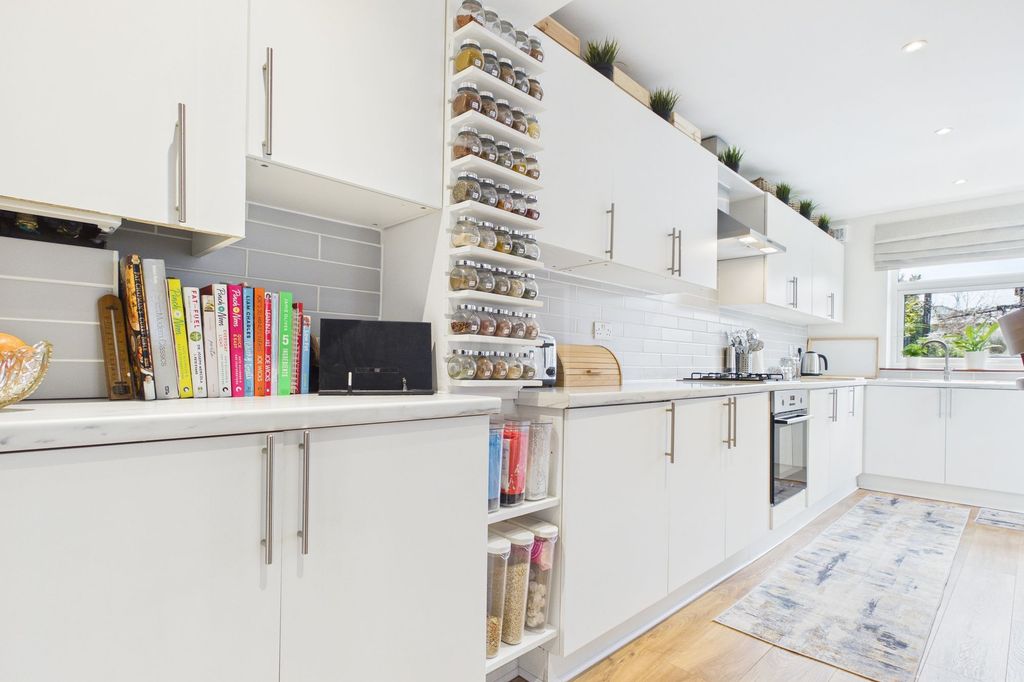 Property photo 3 of 18 Kitchen