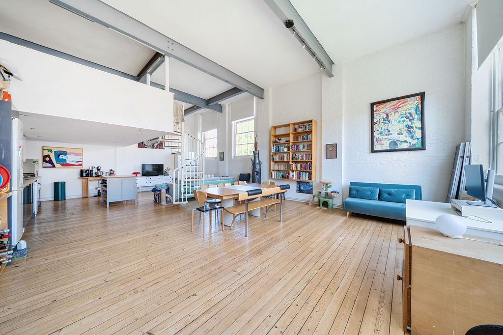 Property photo 2 of 18