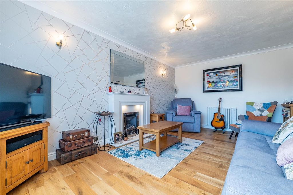 Property photo 3 of 27 Lounge