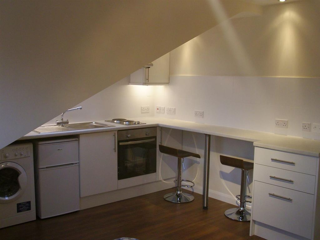 Property photo 1 of 5 120 Bunns Lane Flat 5.Jpg