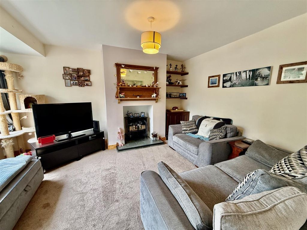 Property photo 2 of 19 Lounge