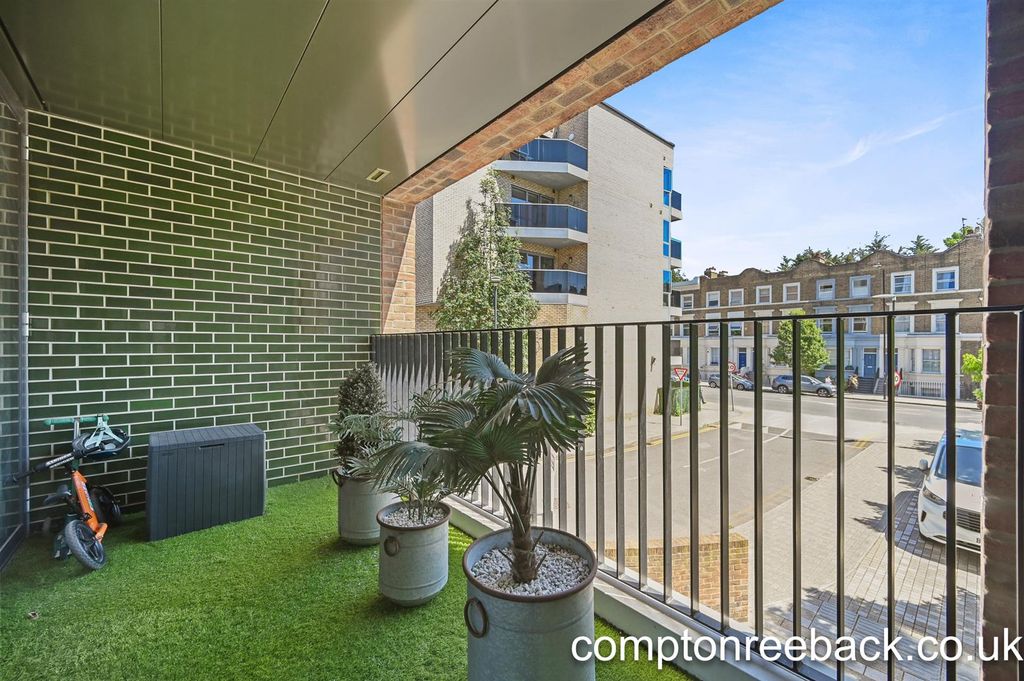 Property photo 2 of 10 Balcony