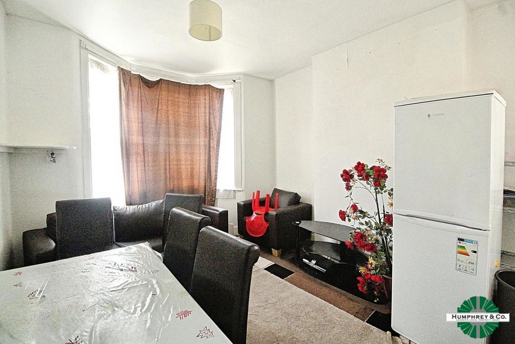 Property photo 2 of 3 Pbox-Living_Room-342598.Jpg