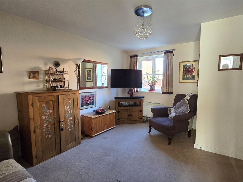 Property photo 3 of 13 Lounge