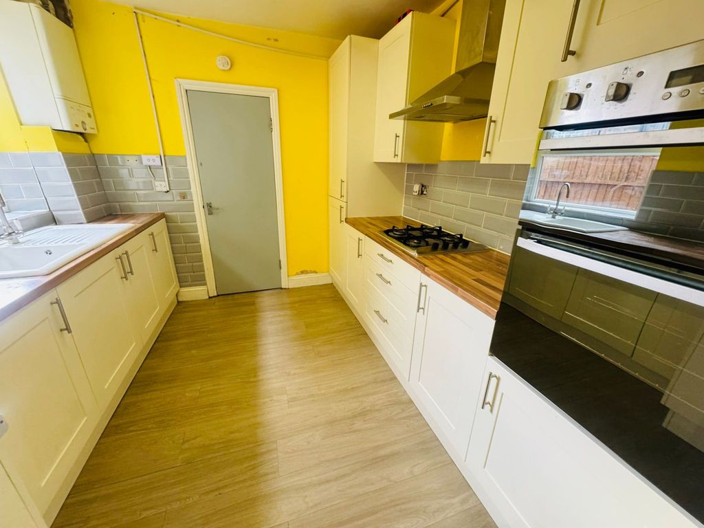 Property photo 1 of 12 3-Bedroom Terraced House In East Ham