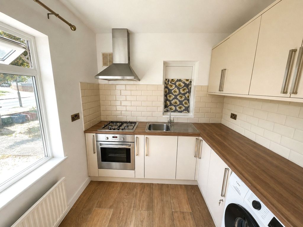 Property photo 3 of 7 Kitchen