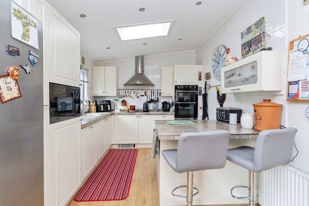 Property photo 3 of 12 Kitchen