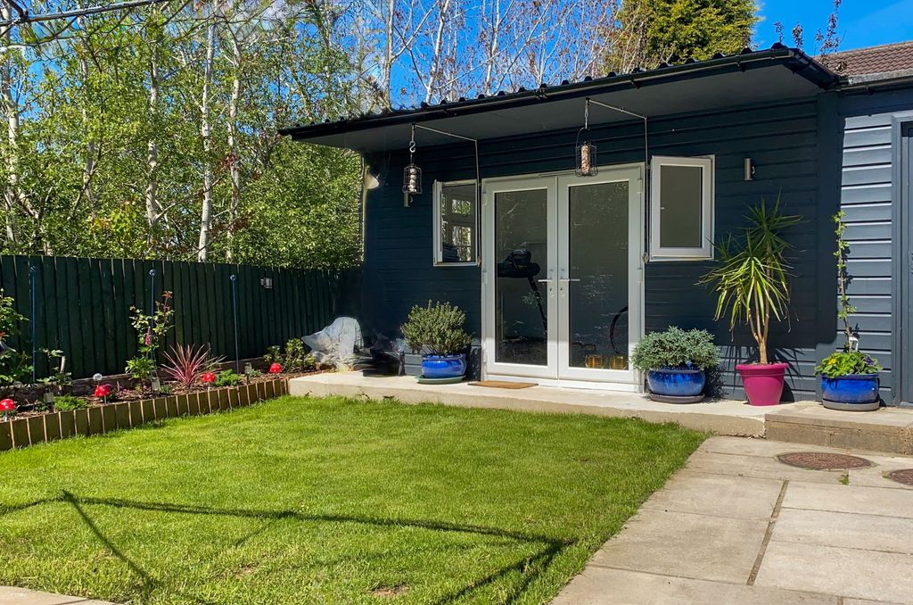 Property photo 2 of 21