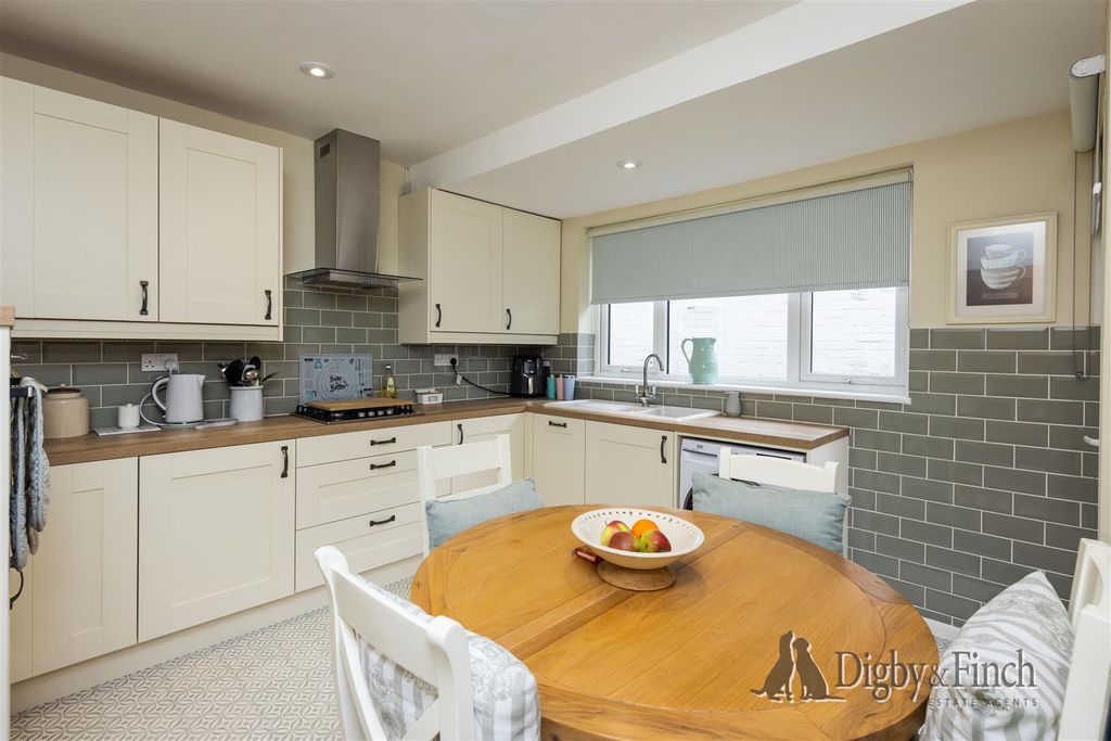 Property photo 3 of 23 Kitchen
