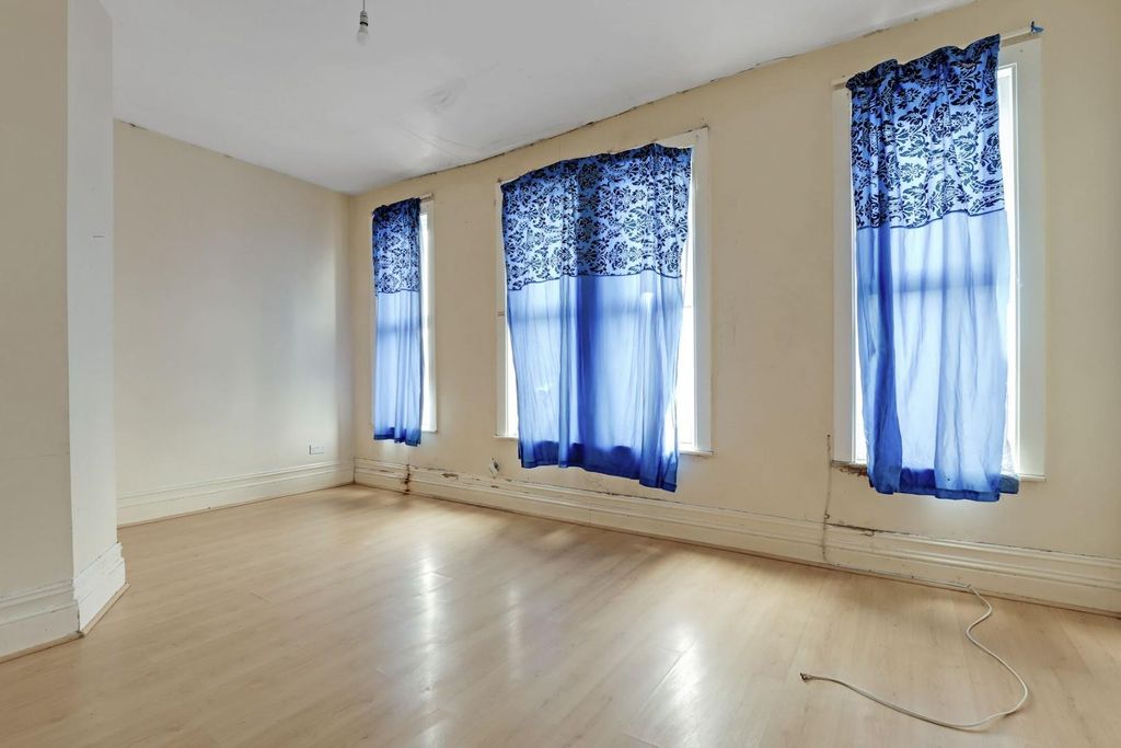 Property photo 3 of 15 01-13Dejhpropworld - 63B Sydenham Road - 1-Medium.
